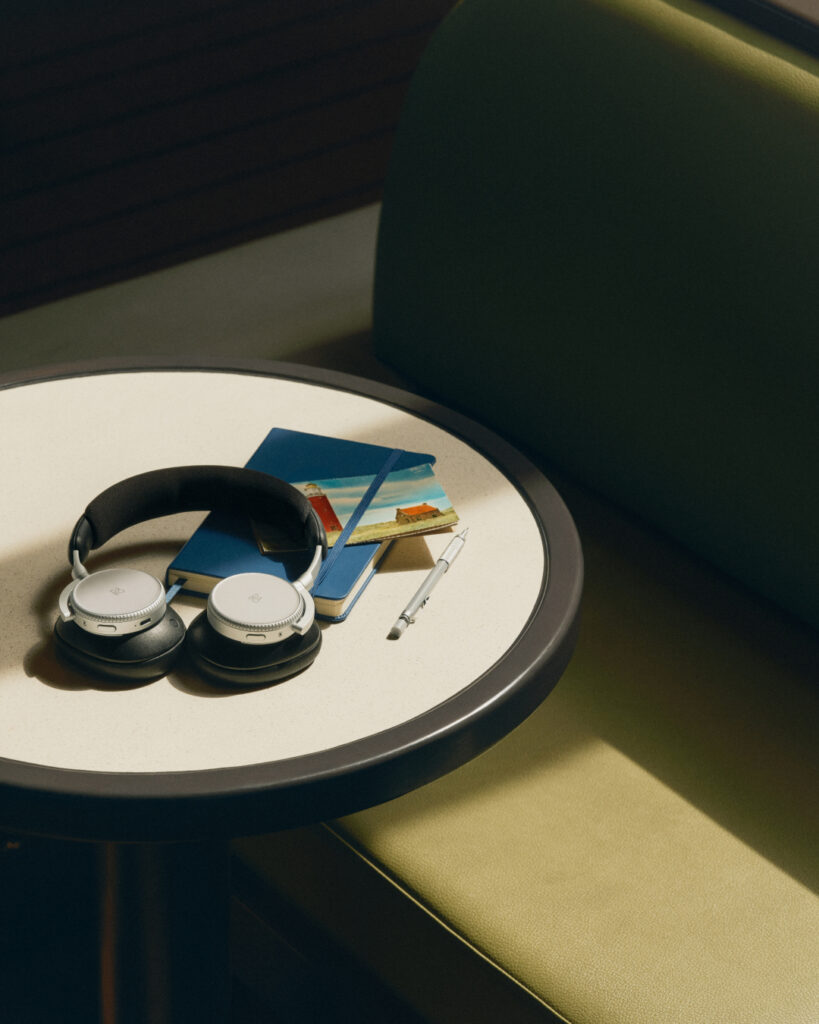 Bang & Olufsen : le son comme compagnon de voyage 80 Travel 2026 BP H100 Digital EN 1080x1350 Crop Clean 0126