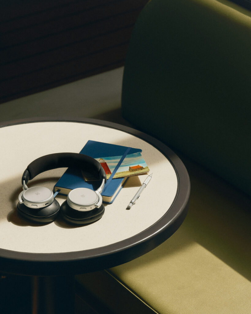 Bang & Olufsen : le son comme compagnon de voyage 81 Travel 2026 BP H100 Digital EN 1080x1350 Crop Clean 0127