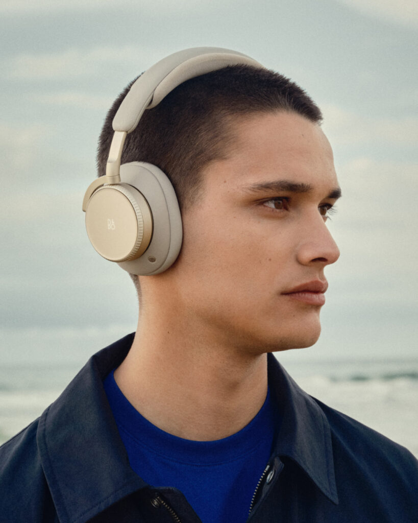 Bang & Olufsen : le son comme compagnon de voyage 82 Travel 2026 BP H100 Digital EN 1080x1350 Crop Clean 0128