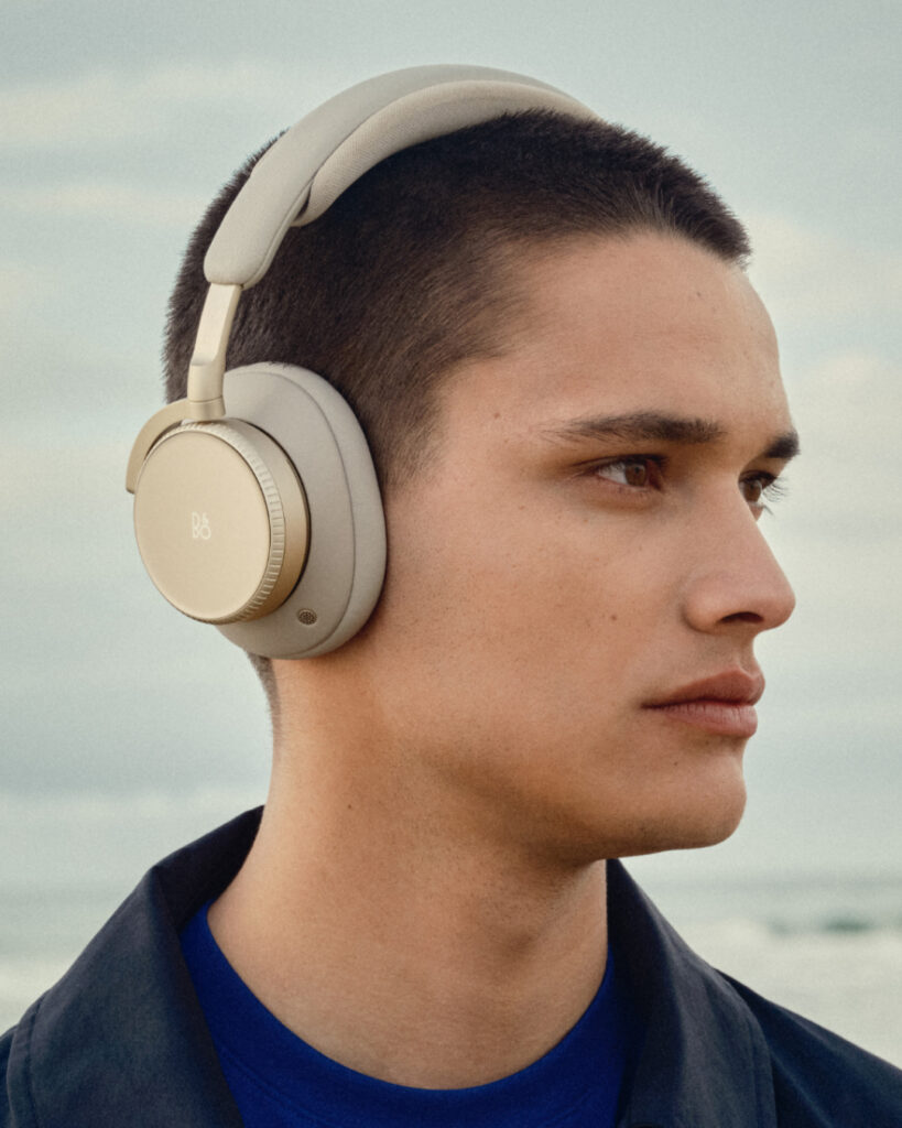 Bang & Olufsen : le son comme compagnon de voyage 83 Travel 2026 BP H100 Digital EN 1080x1350 Crop Clean 0129