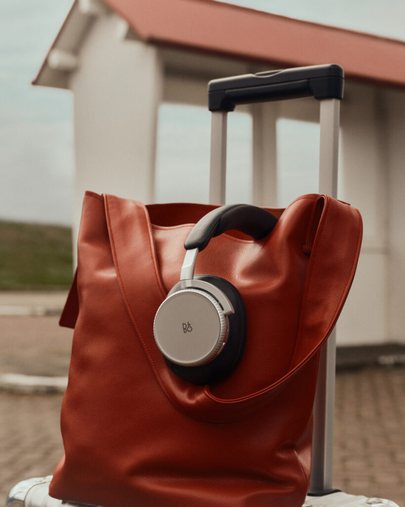 Bang & Olufsen : le son comme compagnon de voyage 84 Travel 2026 BP H100 Digital EN 1080x1350 Crop Clean 0130