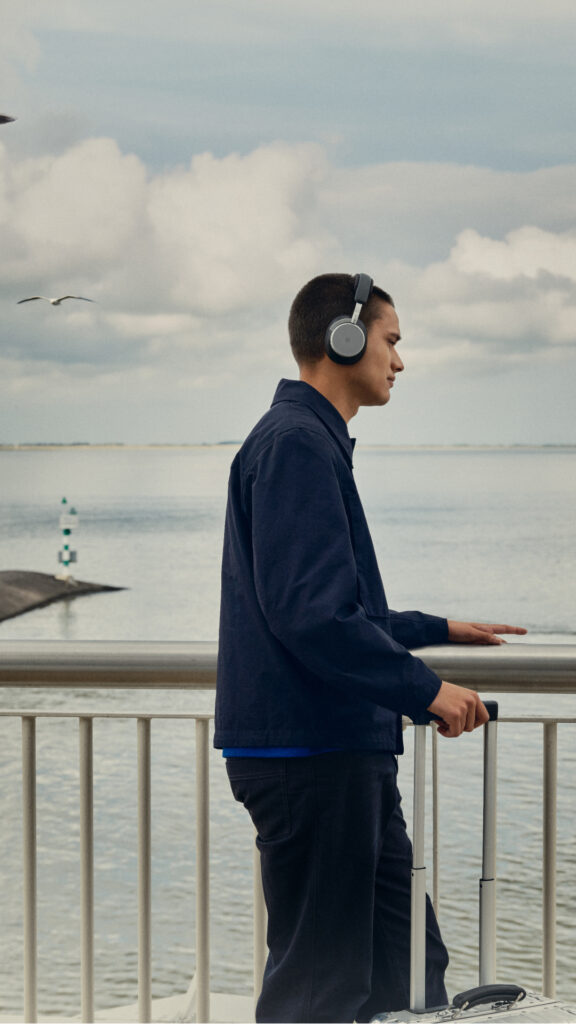 Bang & Olufsen : le son comme compagnon de voyage 87 Travel 2026 BP H100 Digital EN 1080x1920 Crop Clean 0134