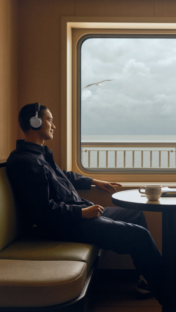Bang & Olufsen : le son comme compagnon de voyage 90 Travel 2026 BP H100 Digital EN 1080x1920 Crop Clean 0137