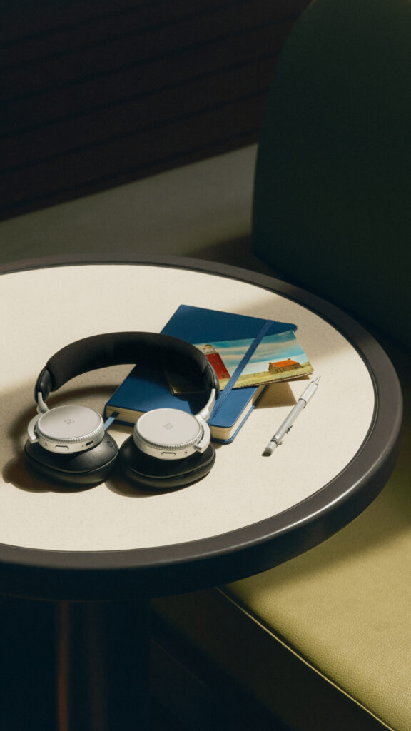 Bang & Olufsen : le son comme compagnon de voyage 92 Travel 2026 BP H100 Digital EN 1080x1920 Crop Clean 0140