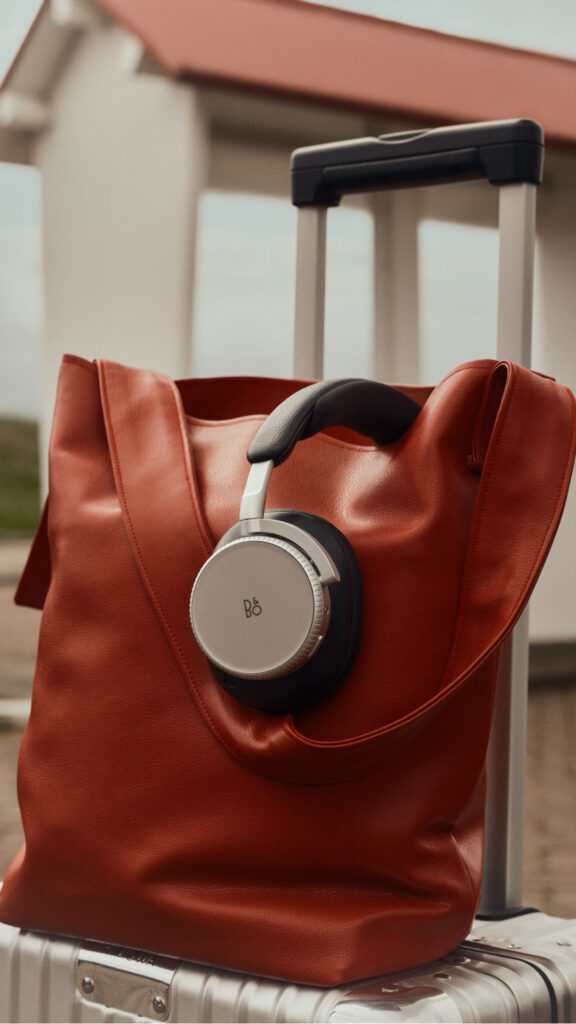 Bang & Olufsen : le son comme compagnon de voyage 93 Travel 2026 BP H100 Digital EN 1080x1920 Crop Clean 0143