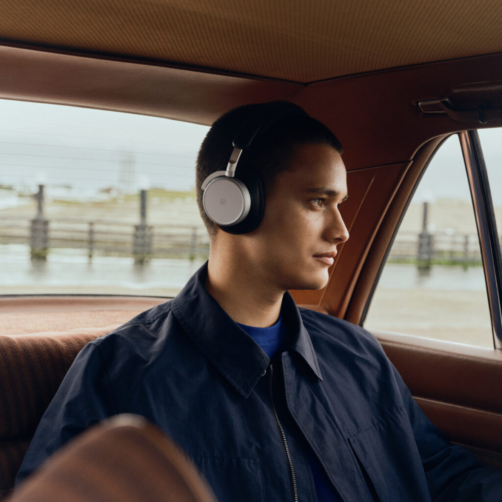 Bang & Olufsen : le son comme compagnon de voyage 94 Travel 2026 BP H100 Digital EN 1200x1200 Crop Clean 0104