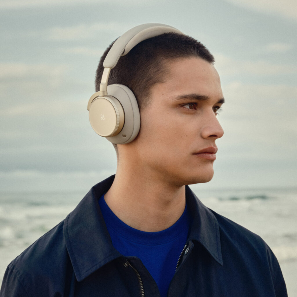 Bang & Olufsen : le son comme compagnon de voyage 95 Travel 2026 BP H100 Digital EN 1200x1200 Crop Clean 0106