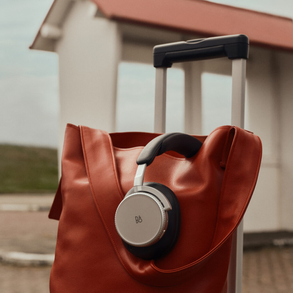 Bang & Olufsen : le son comme compagnon de voyage 96 Travel 2026 BP H100 Digital EN 1200x1200 Crop Clean 0107