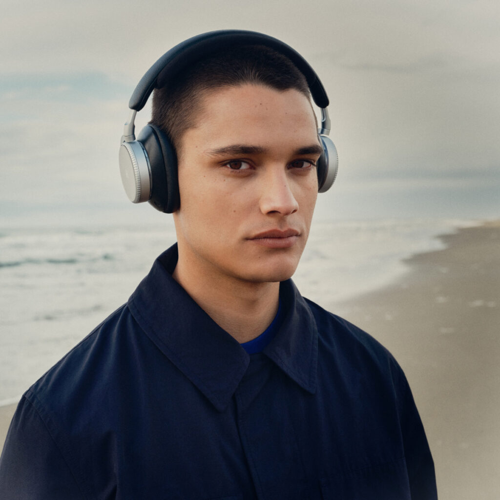 Bang & Olufsen : le son comme compagnon de voyage 97 Travel 2026 BP H100 Digital EN 1200x1200 Crop Clean 0108