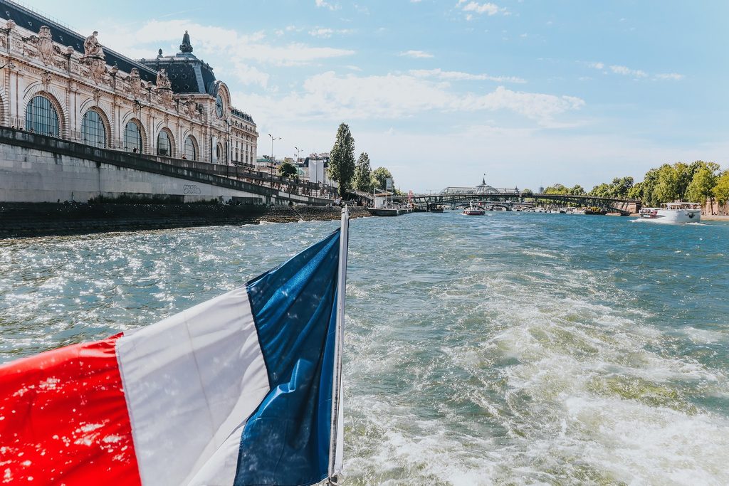 À Paris, la fortune internationale ne loue plus, elle s'installe 6 pedroprovazio the seine river 4275721 1920