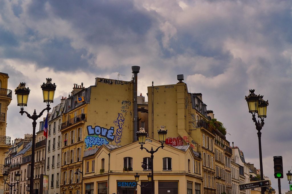 À Paris, la fortune internationale ne loue plus, elle s'installe 5 roses street graffiti 6697503 1920