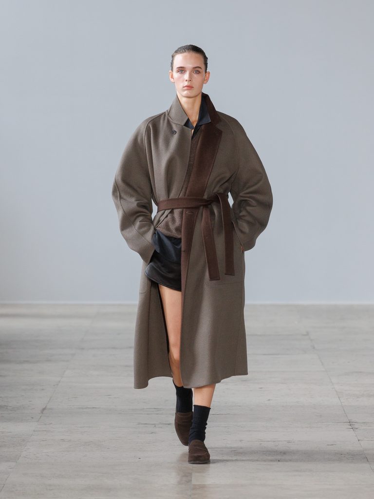 Kiichiro Asakawa, ou la couleur comme problème de teinturier 32 ssstein SS27 runway 3x4 look08