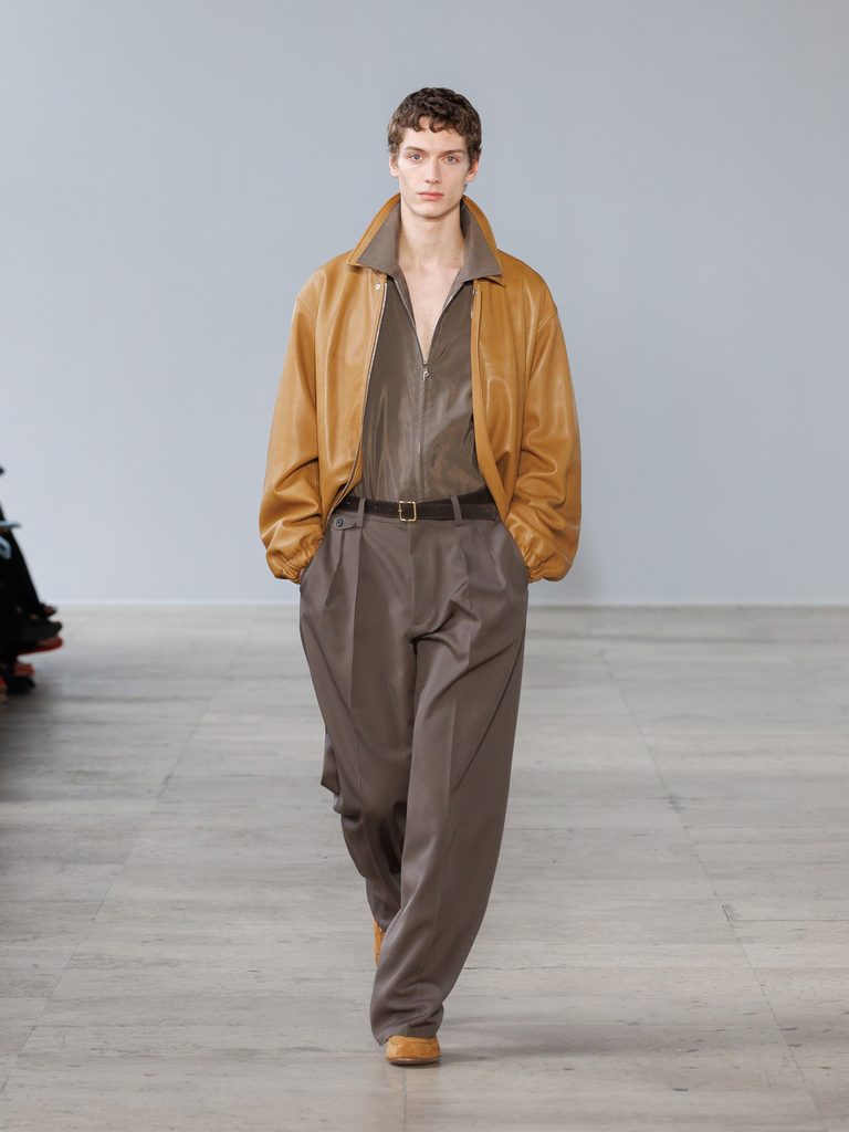 Kiichiro Asakawa, ou la couleur comme problème de teinturier 64 ssstein SS27 runway 3x4 look40