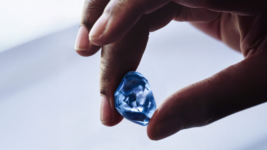 Messika et l'Okavango Blue : le Botswana au cœur d'un diamant de légende 26 10 Messika Corporate Savoir Faire 2026 Okavango Blue Rough Diamond and Hand Still Life 16 9 © Messika