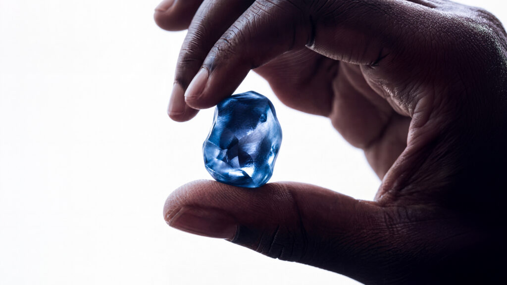 Messika et l'Okavango Blue : le Botswana au cœur d'un diamant de légende 31 11 Messika Corporate Savoir Faire 2026 Okavango Blue Rough Diamond and Hand Still Life 16 9 © Messika