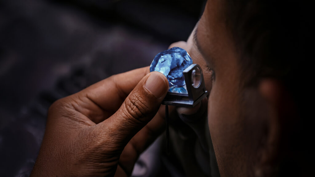 Messika et l'Okavango Blue : le Botswana au cœur d'un diamant de légende 28 12 Messika Corporate Savoir Faire 2026 Okavango Blue Rough Diamond Still Life 16 9 © Messika