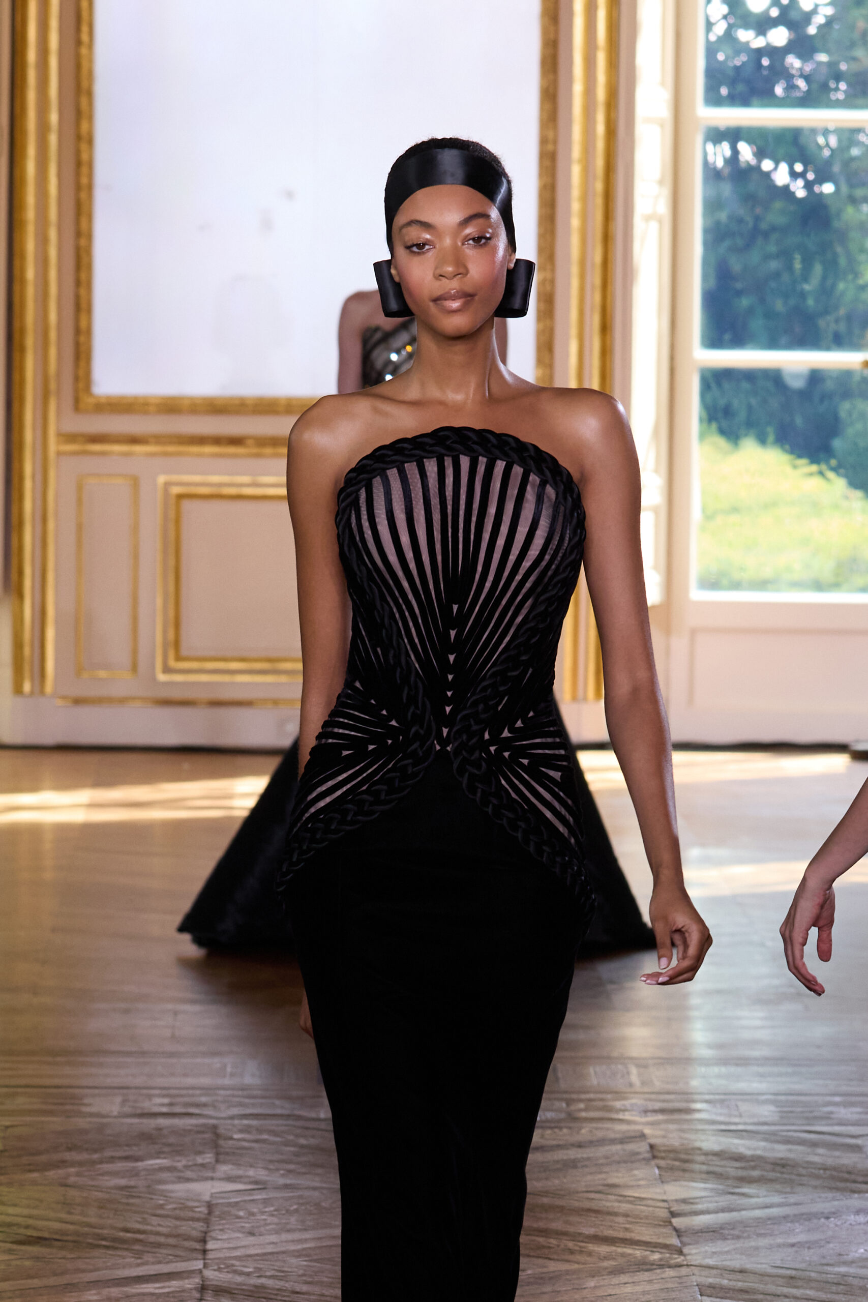 Georges Chakra expose le squelette de la robe, et c'est là toute la séduction 91 214A6538 scaled