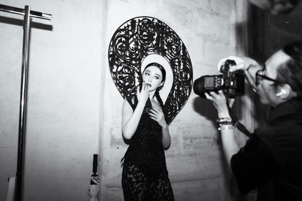 Rahul Mishra, DEVI : quand la broderie sculpte le corps comme la pierre 267 2X4A5756