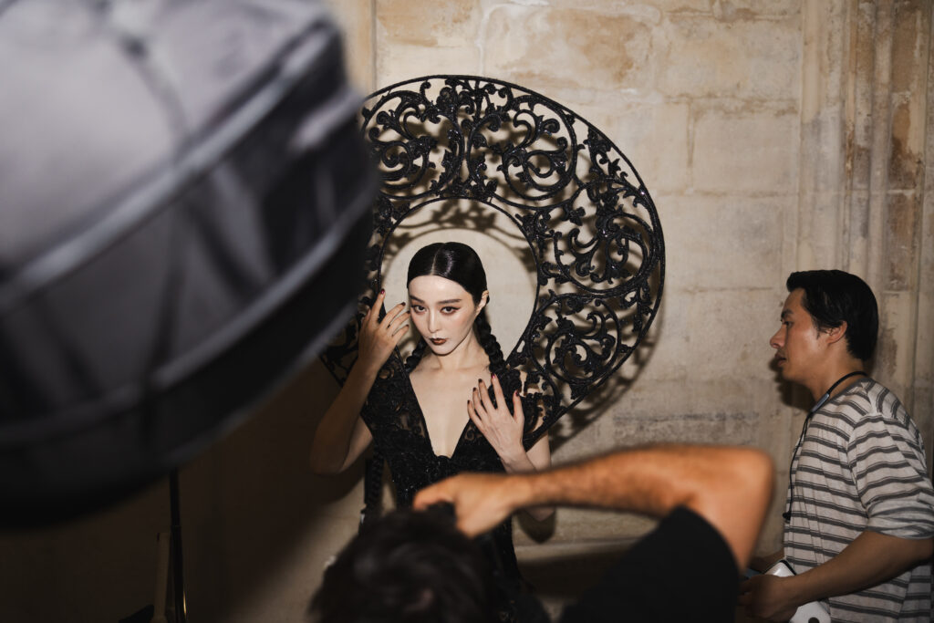 Rahul Mishra, DEVI : quand la broderie sculpte le corps comme la pierre 265 2X4A5771