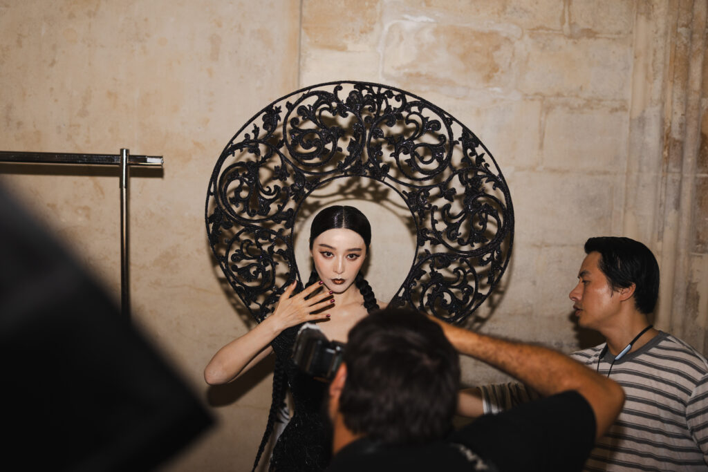 Rahul Mishra, DEVI : quand la broderie sculpte le corps comme la pierre 261 2X4A5775