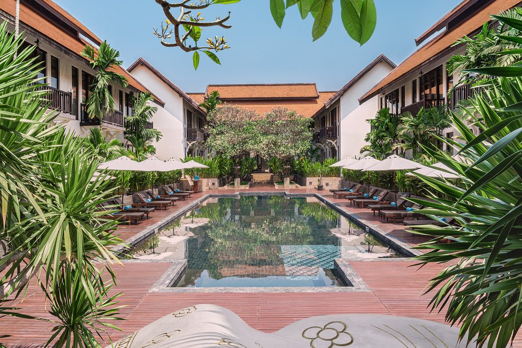 À Angkor Wat, l'Anantara imagine une parenthèse de solitude autour du lotus sacré 25 693204 Anantara Angkor Resort Exterior View Swimming Pool Area Day Time 1445x964 2569b8 original 1786082723