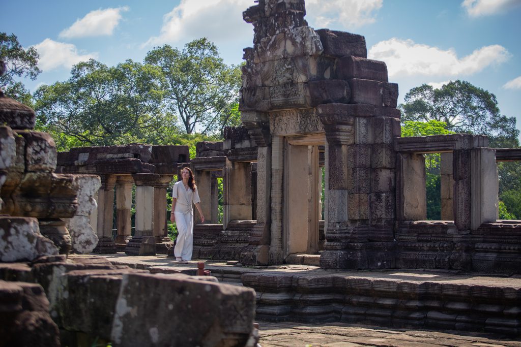 À Angkor Wat, l'Anantara imagine une parenthèse de solitude autour du lotus sacré 28 693207 Anantara Angkor Resort Spa Wellness Enlightenment Journey Walking At Temple a11368 original 1786082724