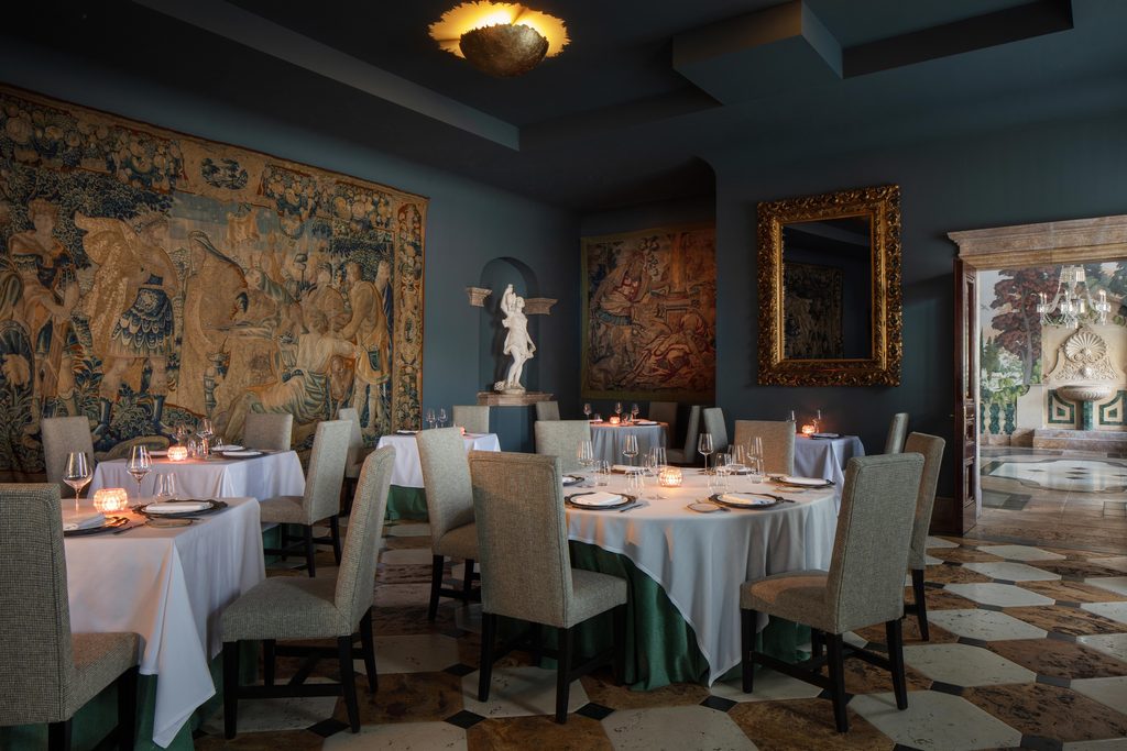 À Marbella, l'Anantara Villa Padierna revient à ses origines thaïlandaises 26 694099 La Veranda Restaurant at Anantara Villa Padierna Palace Benahavis Marbella Resort 4dc8f0 original 1786611468
