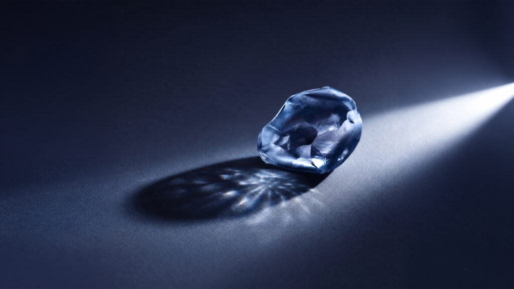 Messika et l'Okavango Blue : le Botswana au cœur d'un diamant de légende 32 8 Messika Corporate Savoir Faire 2026 Okavango Blue Rough Diamond Still Life 16 9 © Messika