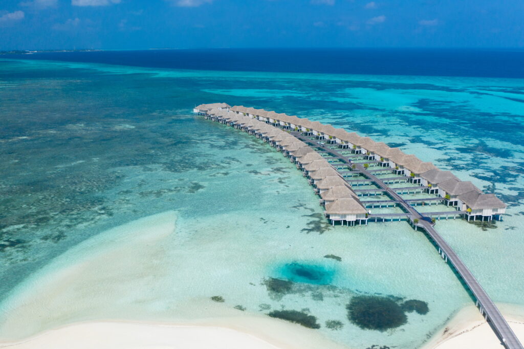 Aux Maldives, LUX* South Ari Atoll réunit deux temps du voyage 28 Aerial Water Villas 3 1864x1242 1