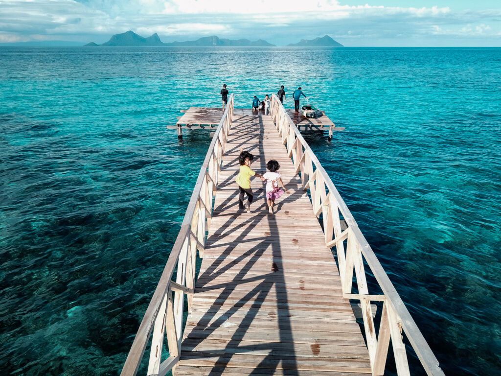 Ce que la Malaisie apprend aux familles qui refusent de choisir 27 Aerial view of children playing at pier in Semporna Borneo Sabah Malaysia