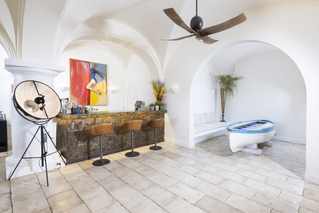 In Anacapri, a luxury hotel that collects more than it hosts 40 Bar degli Artisti 1