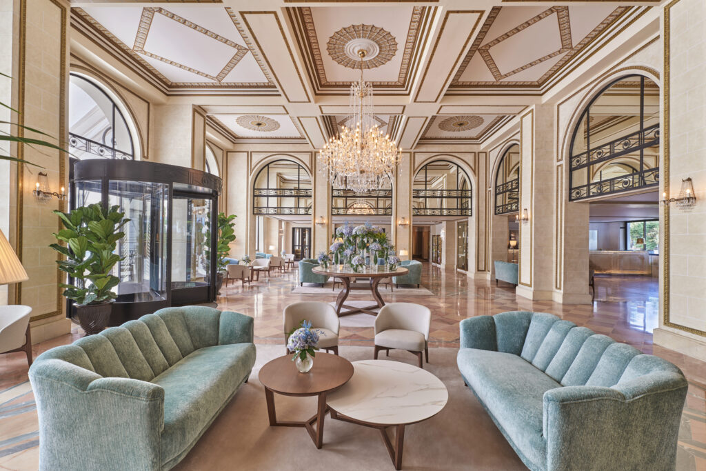 À La Baule, l'Hermitage fête un siècle en misant sur la longévité plutôt que la nostalgie 124 Barriere L hermitage lobby