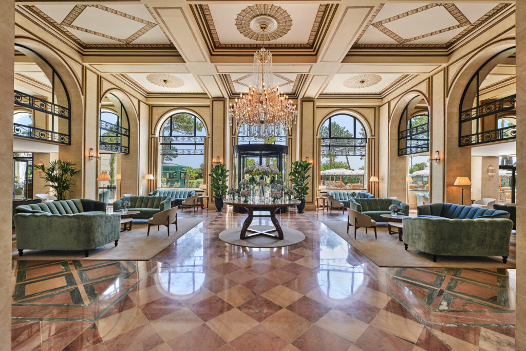À La Baule, l'Hermitage fête un siècle en misant sur la longévité plutôt que la nostalgie 193 Barriere L hermitage lobby2