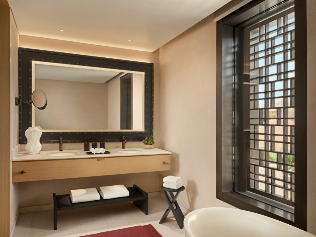 AMAALA veut réinventer le voyage bien-être. À quelle échelle peut-on encore appeler cela un sanctuaire ? 105 Bayview Suite Bathroom