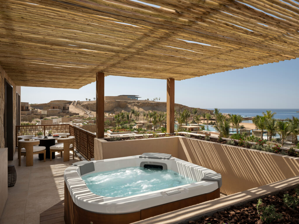 AMAALA veut réinventer le voyage bien-être. À quelle échelle peut-on encore appeler cela un sanctuaire ? 102 Bayview Suite Terrace with Hot Tub
