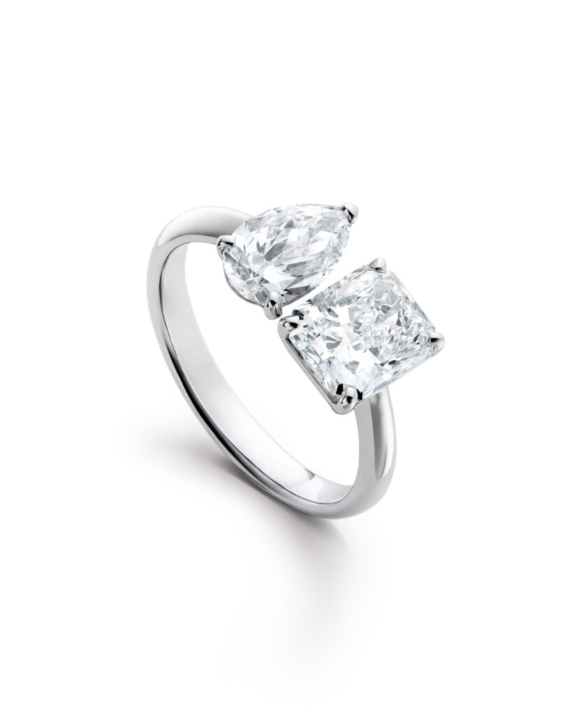 Chez Bucherer Fine Jewellery, la bague cocktail n'a jamais été un simple bijou 25 Bucherer Fine Jewellery Bague Toi Moi Radiant Pear Or Blanc 18 Carats