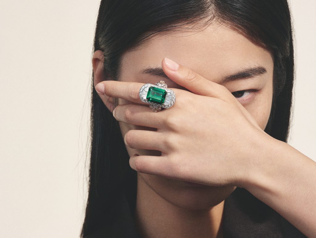 Signes & Symboles : chez CHANEL, une biographie devient système joaillier 25 CHANEL HAUTE JOAILLERIE SIGNES SYMBOLES IMPRIME EMERAUDE RING 2 CMYK FOR PRINT