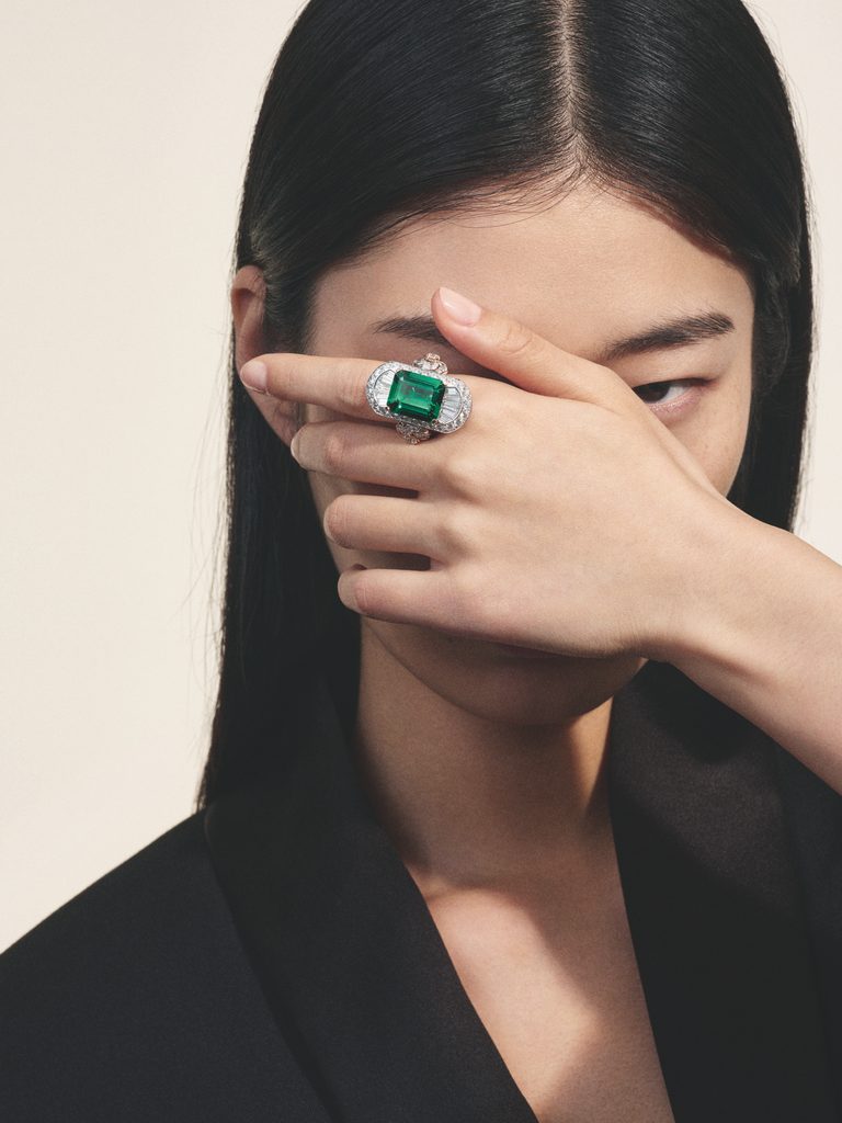 Signes & Symboles : chez CHANEL, une biographie devient système joaillier 26 CHANEL HAUTE JOAILLERIE SIGNES SYMBOLES IMPRIME EMERAUDE RING CMYK FOR PRINT 768x1024 1