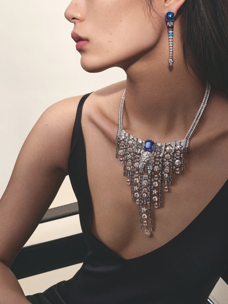 Signes & Symboles : chez CHANEL, une biographie devient système joaillier 27 CHANEL HAUTE JOAILLERIE SIGNES SYMBOLES IMPRIME LION NECKLACE MAIN CMYK FOR PRINT 768x1024 1