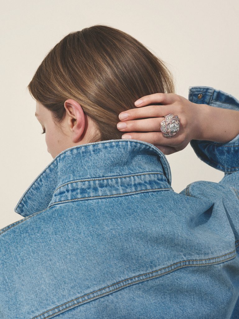 Signes & Symboles : chez CHANEL, une biographie devient système joaillier 28 CHANEL HAUTE JOAILLERIE SIGNES SYMBOLES SYMBOLE CAMELIA ROSE RING 2 CMYK FOR PRINT