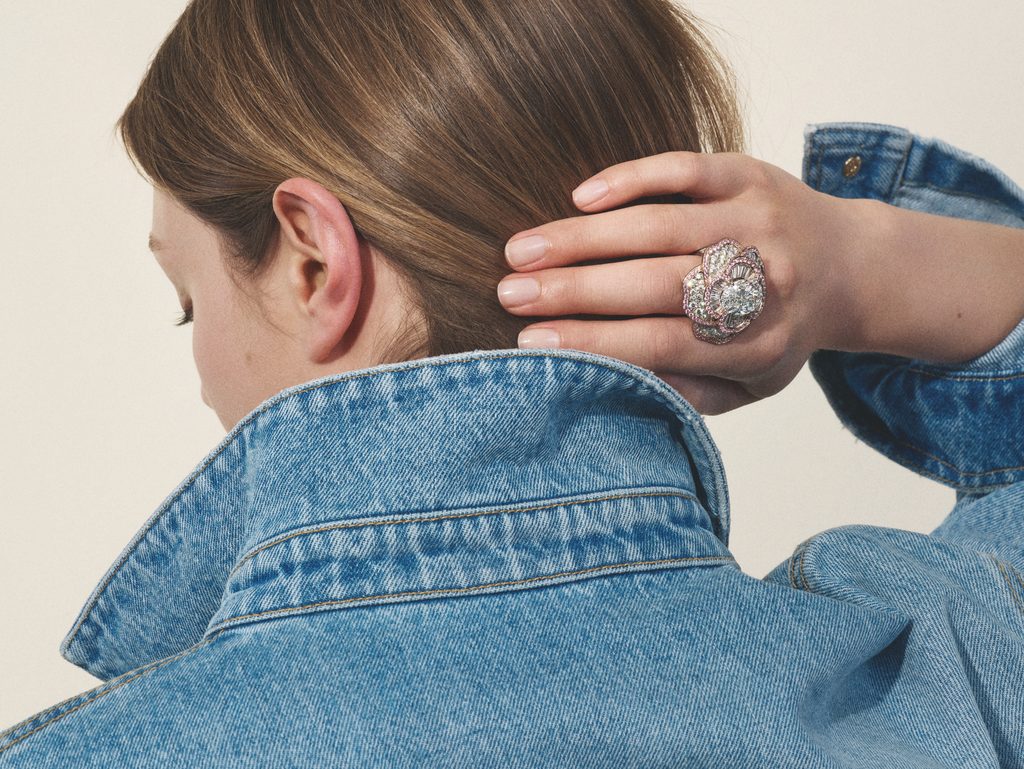 Signes & Symboles : chez CHANEL, une biographie devient système joaillier 29 CHANEL HAUTE JOAILLERIE SIGNES SYMBOLES SYMBOLE CAMELIA ROSE RING 3 CMYK FOR PRINT