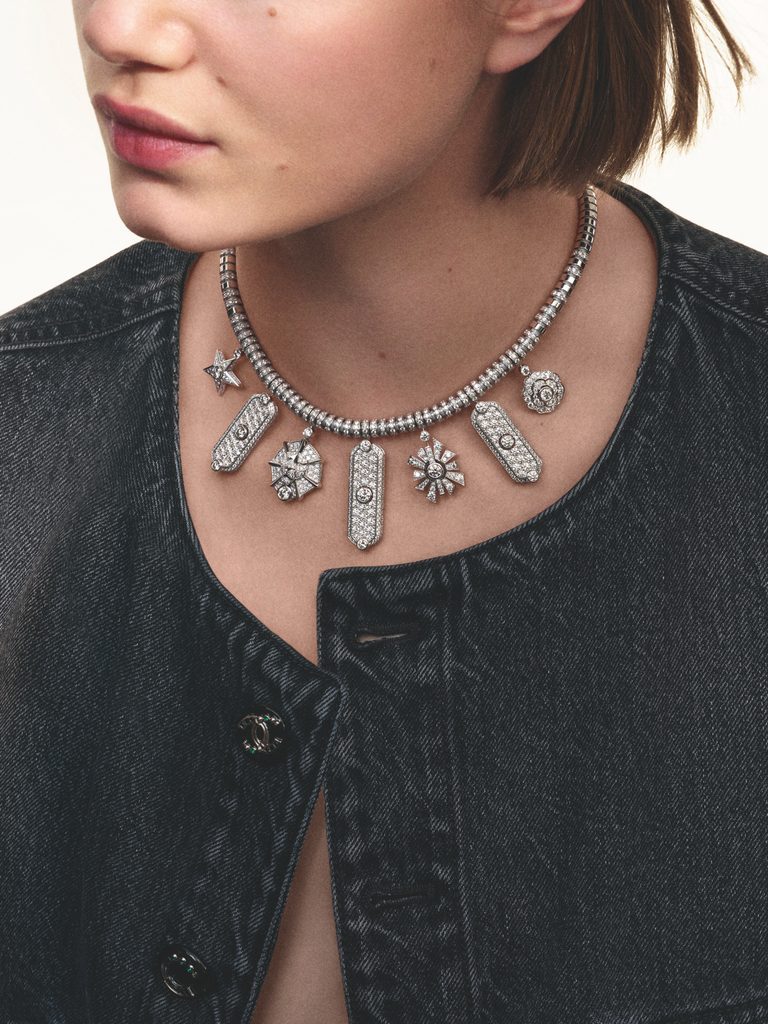 Signes & Symboles : chez CHANEL, une biographie devient système joaillier 30 CHANEL HAUTE JOAILLERIE SIGNES SYMBOLES TALISMAN DE SYMBOLES NECKLACE 2 CMYK FOR PRINT 768x1024 1