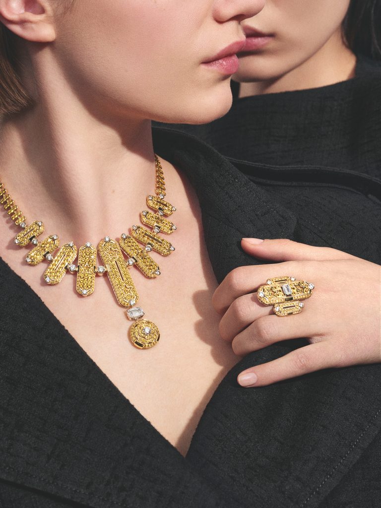 Signes & Symboles : chez CHANEL, une biographie devient système joaillier 32 CHANEL HAUTE JOAILLERIE SIGNES SYMBOLES TALISMAN GRAPHIQUE NECKLACE AND RING CMYK FOR PRINT