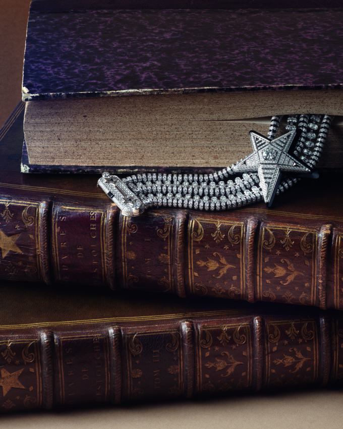 Signes & Symboles : chez CHANEL, une biographie devient système joaillier 33 CHANEL STILL LIFE BRACELET TALISMAN CONTRASTE BRACELET CMYK FOR PRINT