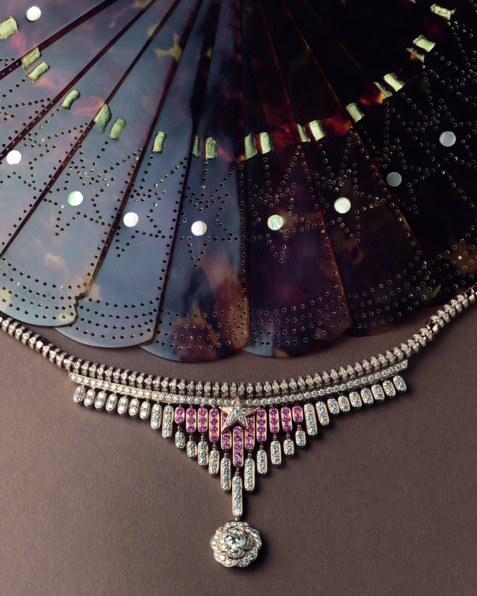 Signes & Symboles : chez CHANEL, une biographie devient système joaillier 37 CHANEL STILL LIFE SYMBOLE CAMELIA NECKLACE CMYK FOR PRINT
