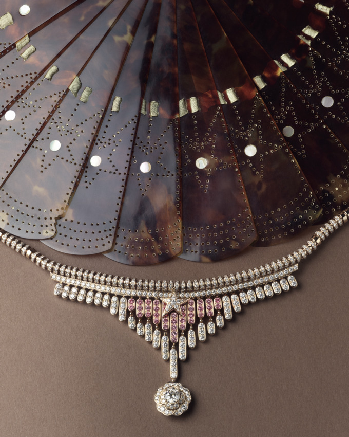 Signes & Symboles : chez CHANEL, une biographie devient système joaillier 38 CHANEL STILL LIFE SYMBOLE CAMELIA NECKLACE RGB FOR DIGITAL