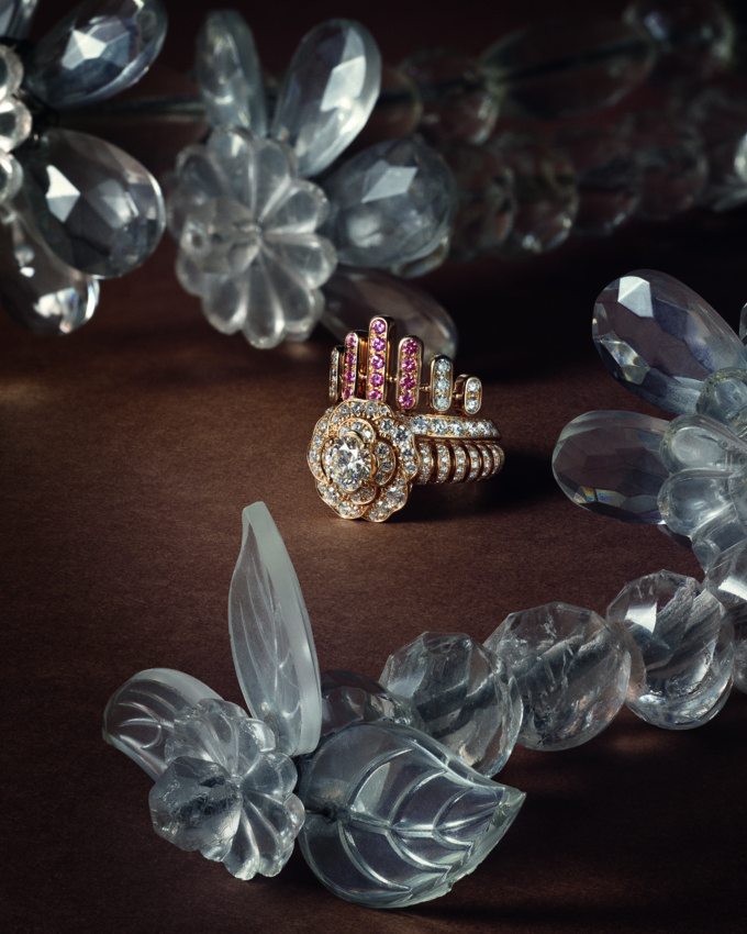 Signes & Symboles : chez CHANEL, une biographie devient système joaillier 39 CHANEL STILL LIFE SYMBOLE CAMELIA RING CMYK FOR PRINT