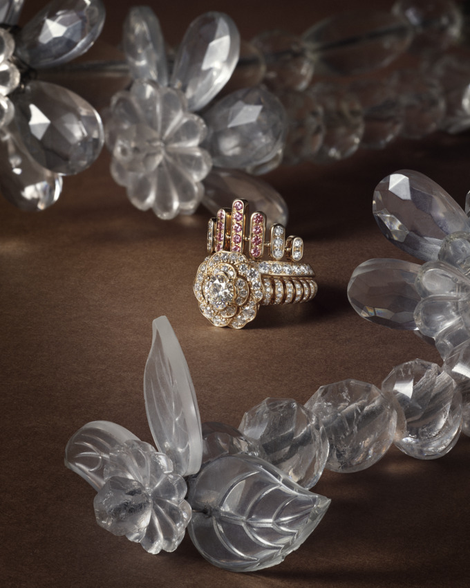 Signes & Symboles : chez CHANEL, une biographie devient système joaillier 40 CHANEL STILL LIFE SYMBOLE CAMELIA RING RGB FOR DIGITAL