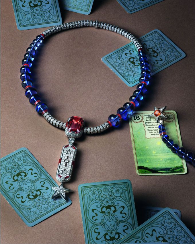Signes & Symboles : chez CHANEL, une biographie devient système joaillier 41 CHANEL STILL LIFE SYMBOLE ETOILE NECKLACE CMYK FOR PRINT