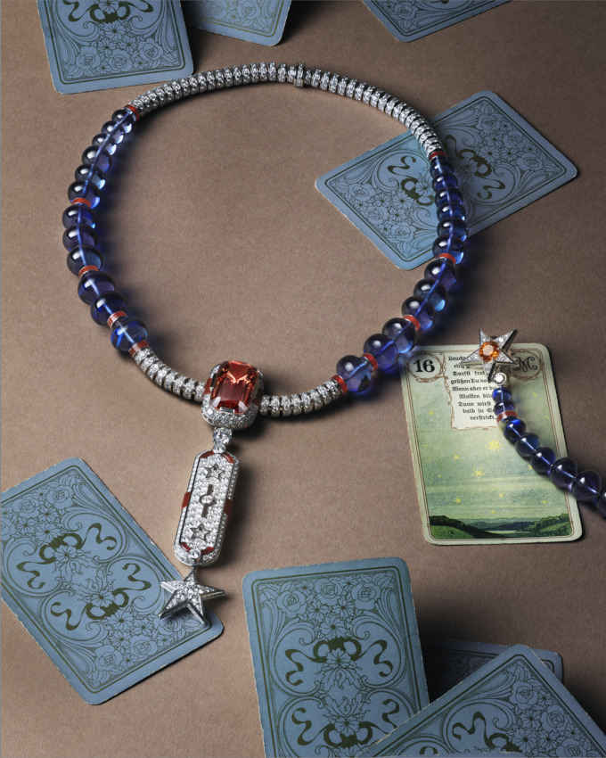 Signes & Symboles : chez CHANEL, une biographie devient système joaillier 42 CHANEL STILL LIFE SYMBOLE ETOILE NECKLACE RGB FOR DIGITAL